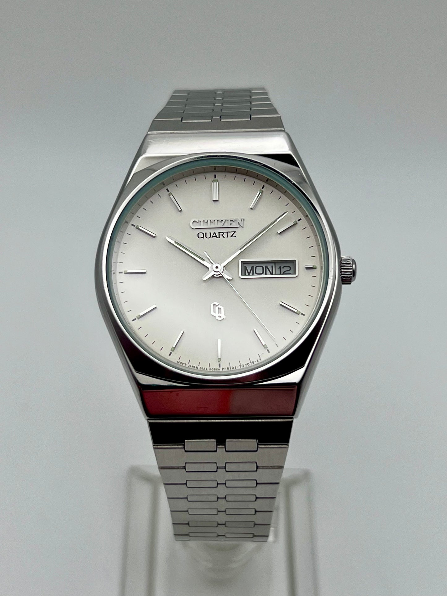 1997 Citizen 6101-915097 Quartz White Dial and Integrated Bracelet