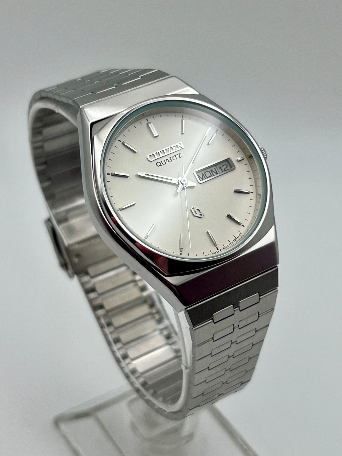 1997 Citizen 6101-915097 Quartz White Dial and Integrated Bracelet