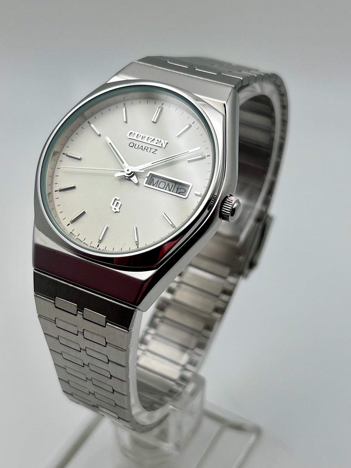 1997 Citizen 6101-915097 Quartz White Dial and Integrated Bracelet