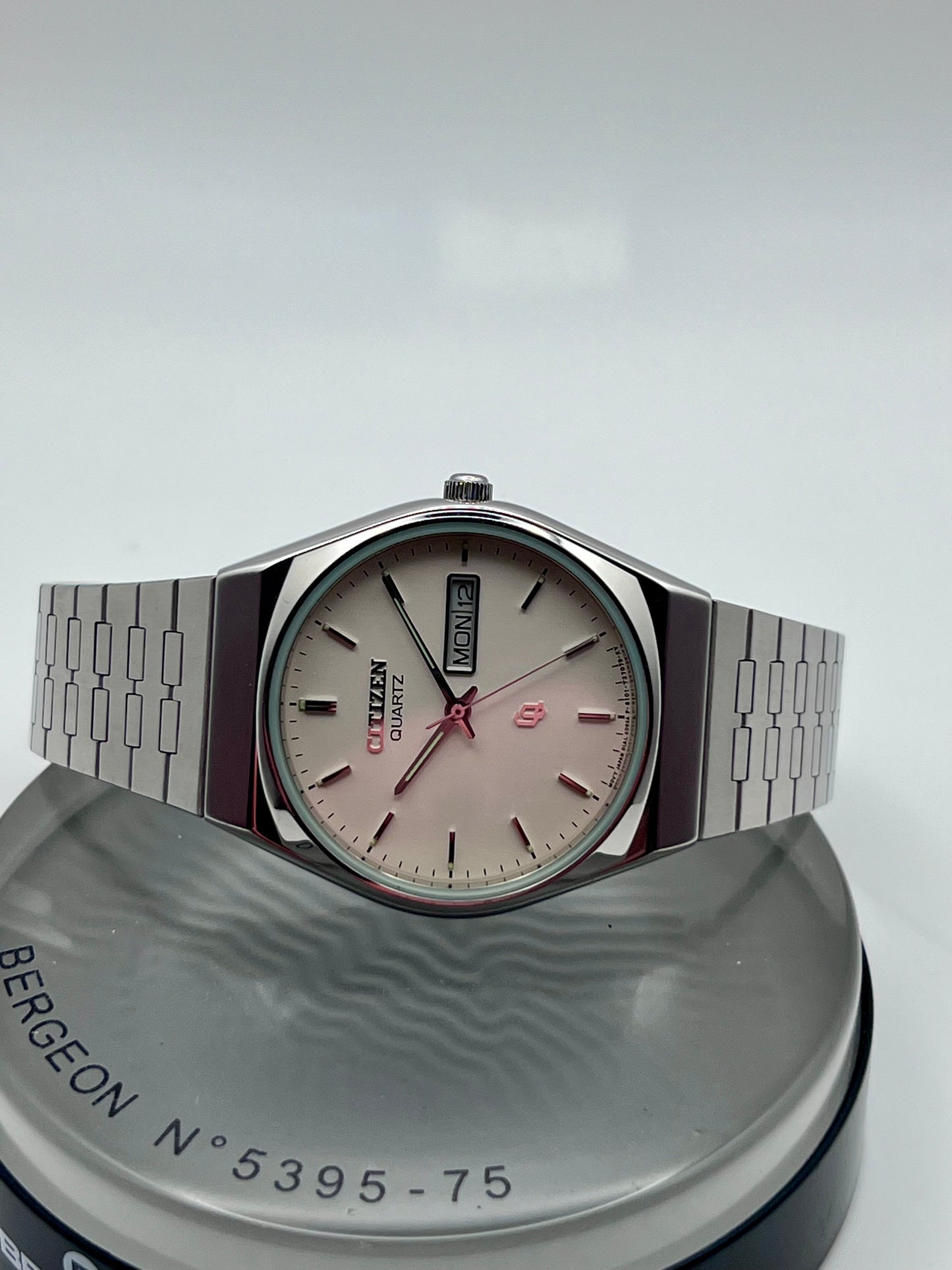 1997 Citizen 6101-915097 Quartz White Dial and Integrated Bracelet