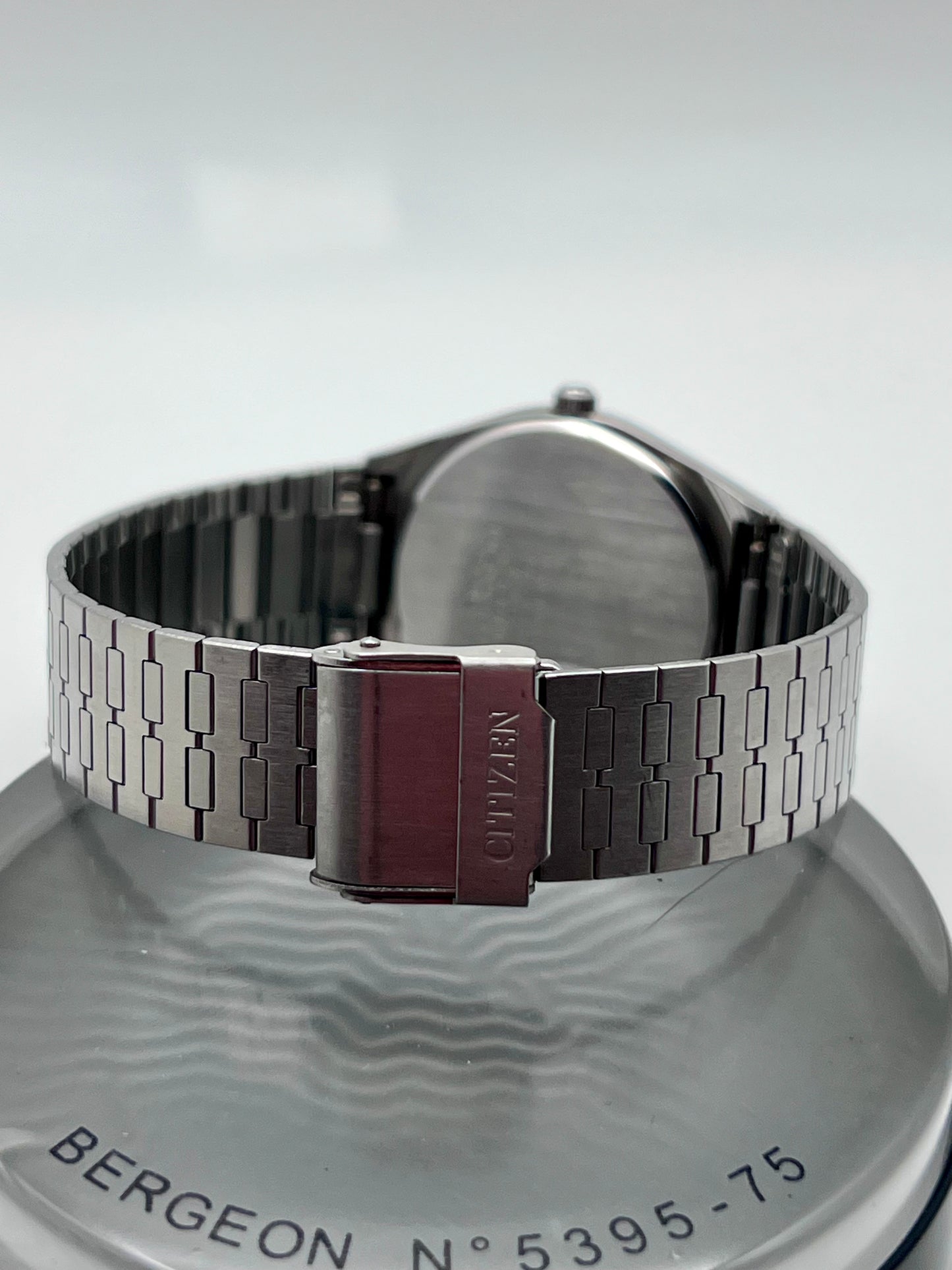 1997 Citizen 6101-915097 Quartz White Dial and Integrated Bracelet