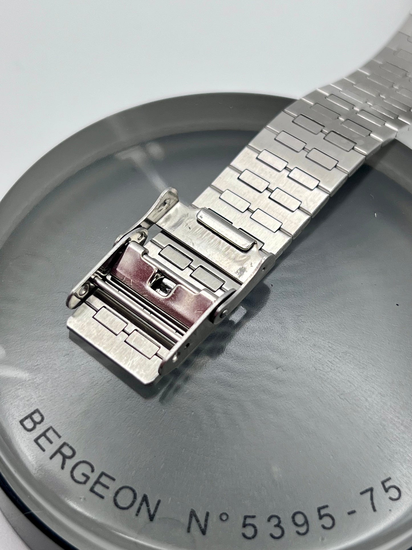 1997 Citizen 6101-915097 Quartz White Dial and Integrated Bracelet