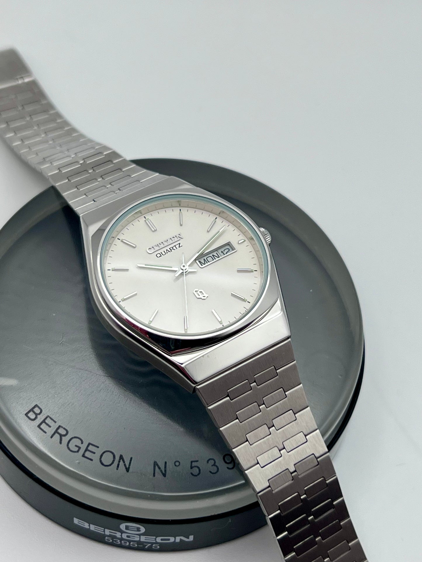 1997 Citizen 6101-915097 Quartz White Dial and Integrated Bracelet