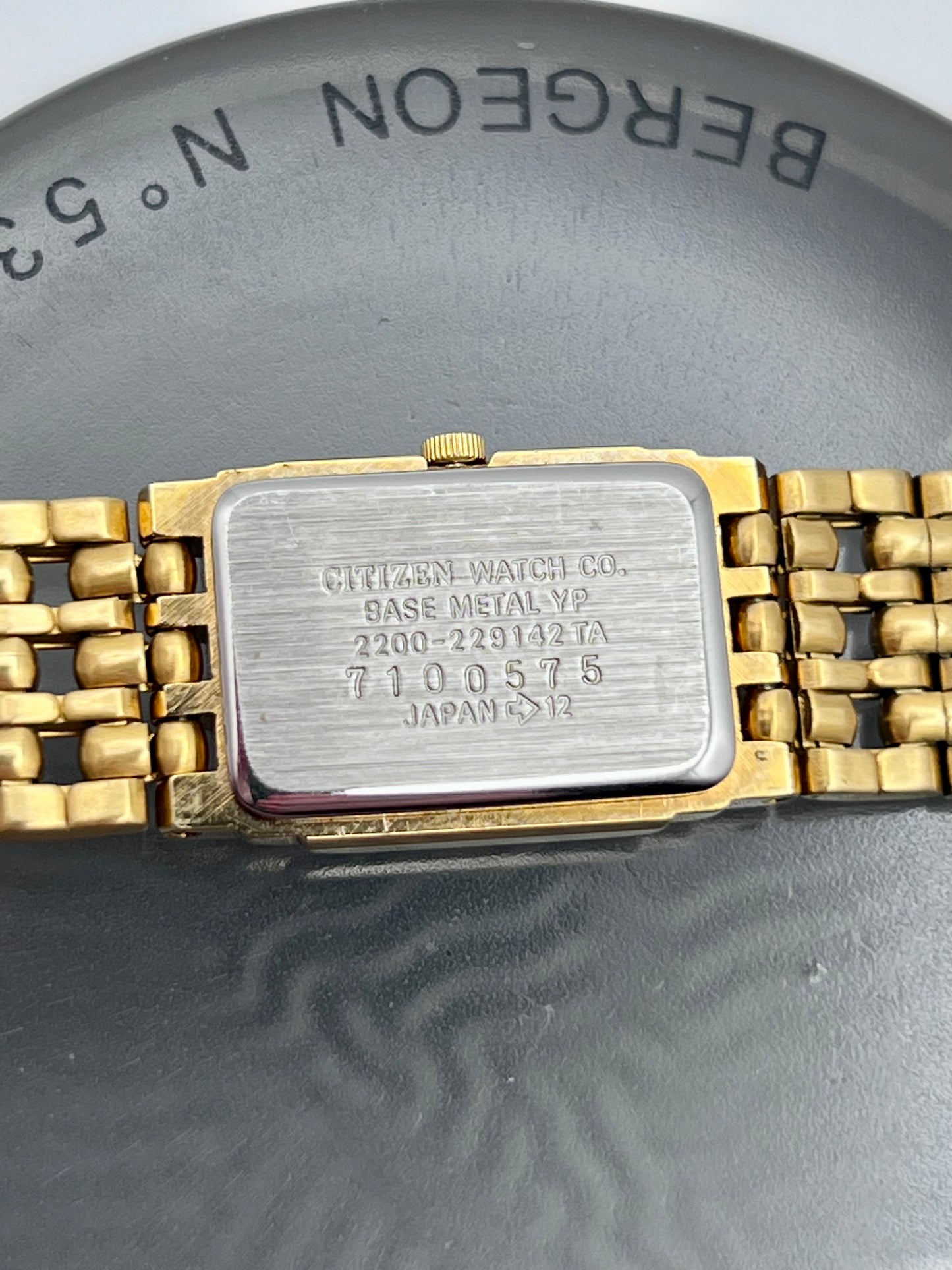 1997 Ladies Citizen 2200-229142 Quartz Gold Tone Tank Near Mint